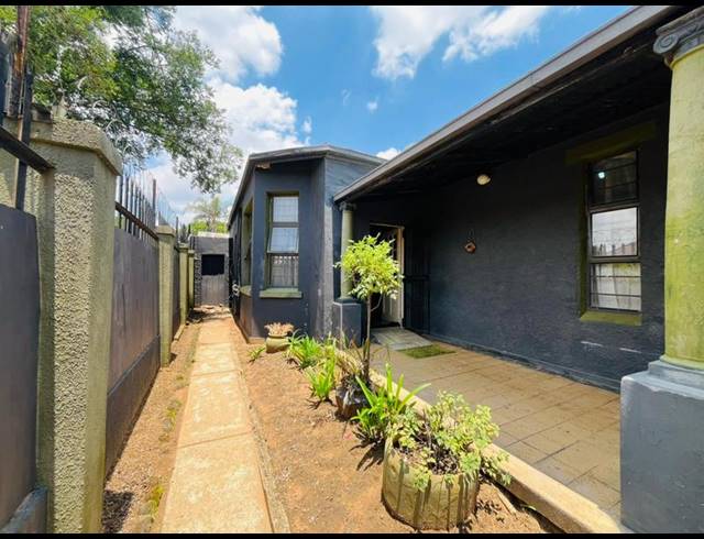 10 BEDROOM HOUSE FOR SALE IN KENILWORTH